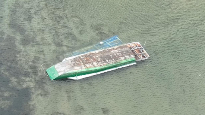 河北秦皇岛船只侧翻 至少12死6失联