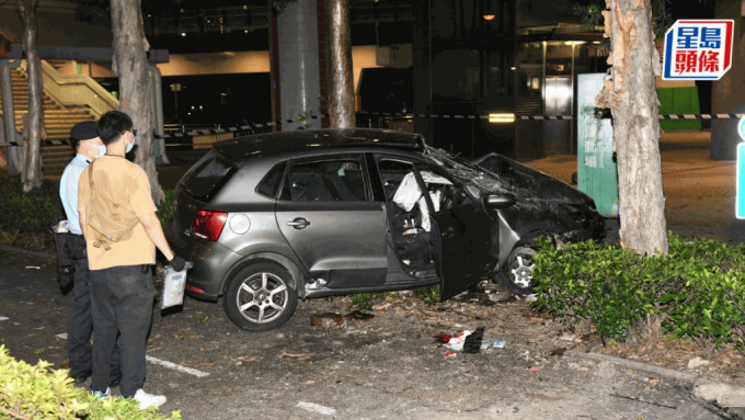 私家車被追截期間剷上行人路。