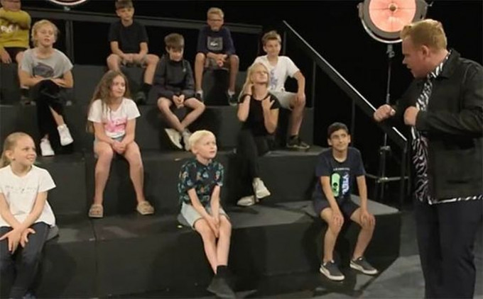 丹麦儿童节目邀请裸男裸女任嘉宾，现场让孩童提问好奇的问题。(youtube截图)