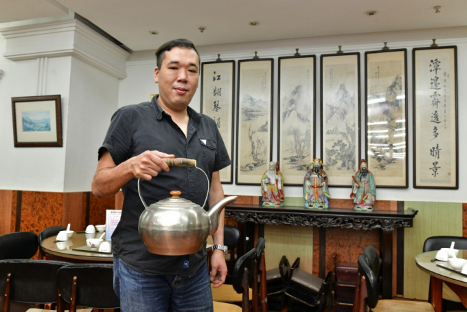 莲香楼最近由第四代传人颜汉彬接手，茶居恪守「水煲冲茶，水滚茶靓」的传统。