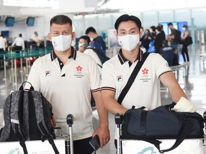 香港體操隊日前結束在烏克蘭的訓練返港，惟教練（左）因登機前確診，需留在當地接受治療。資料圖片