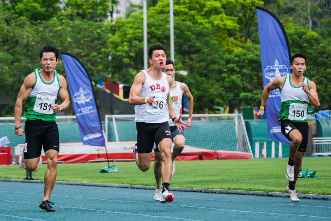 李康杰(白衫)夺得男子100米公开组第一名。相片由香港田径总会提供