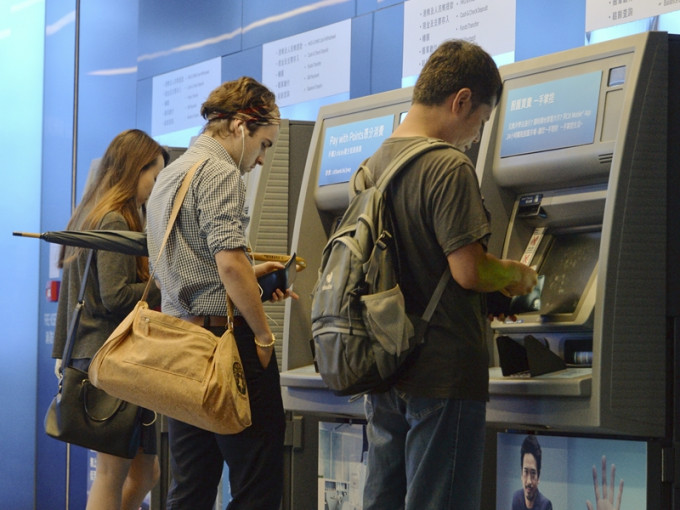 金管局強調香港銀行體系十分穩健，銀行有充足流動資金應付市民的需要。資料圖片
