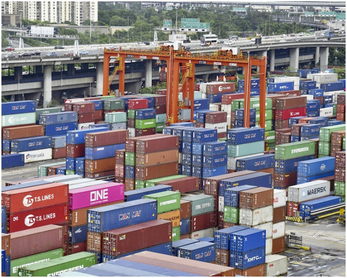 贸发局将本港全年出口由原先预测的2%增长，下调至缩减4%。