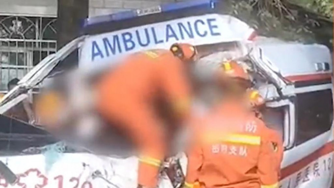 救護車車頭被撞至變形嚴重損毀。網圖