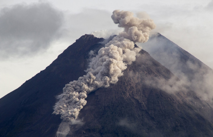 印尼默拉皮火山噴發，一天噴出炙熱的火山灰多達30多次。AP圖片