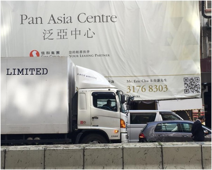貨車撞向前面的一輛私家車。圖：突發事故報料區網民Eddie Cheung‎