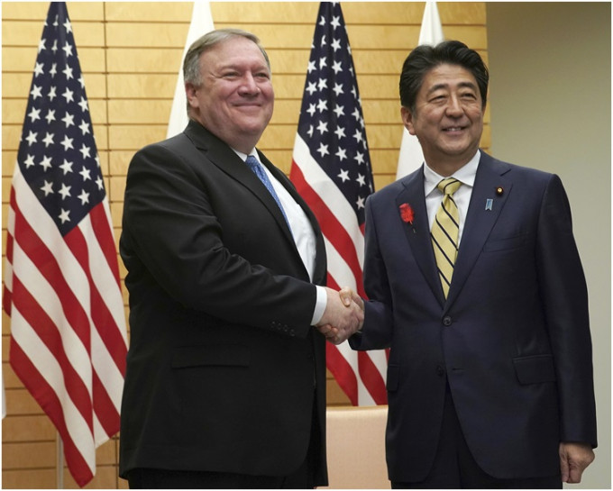 蓬佩奥在东京期间会见了日本首相安倍晋三。AP