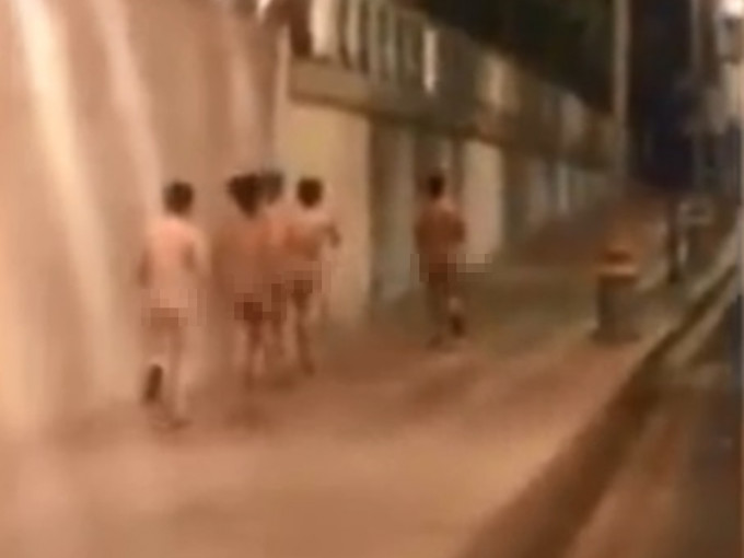 江蘇深夜驚現5名男子街上裸跑。 影片截圖