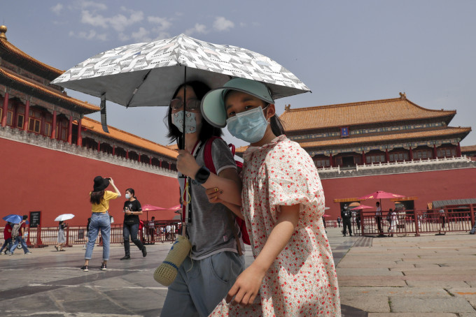 北京明日零時起將市內突發公共衛生事件應急響應級別下降至三級。AP資料圖片
