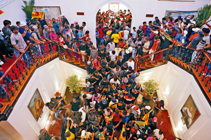 斯里兰卡总统拉贾帕克萨的官邸，上周六遭大批示威者闯入。