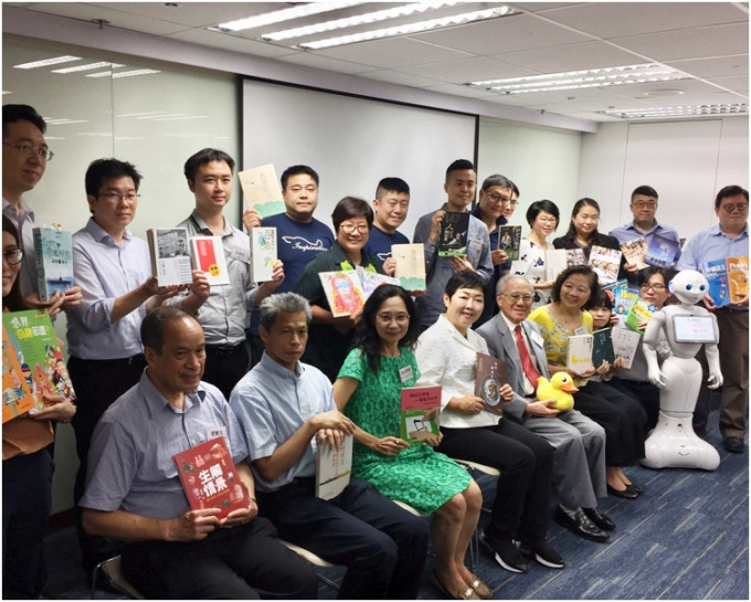 有集團出版多本回顧香港發展的書籍，將讀者拉進歷史回憶。