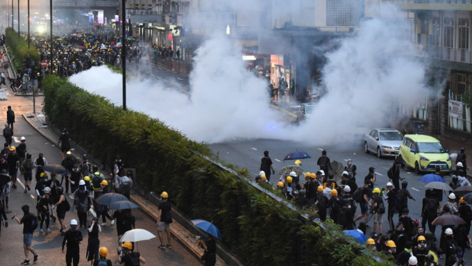 荃葵青游行演变成警民冲突，防暴警在场施放催泪弹驱散人群。资料图片