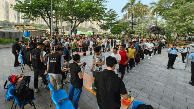 人員在香港仔魚市場截查340人。警方提供