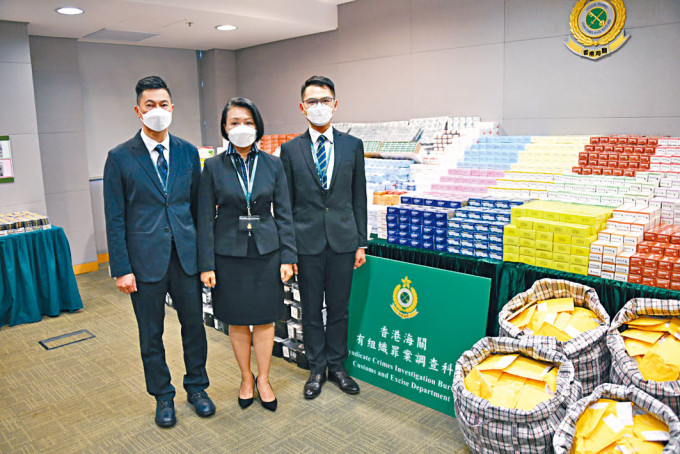 海关高级监督李艳萍（中）交代案情及展示搜获的大批受管制药物。