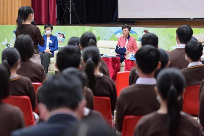 多名学生向林郑月娥提问交流。政府新闻处图片