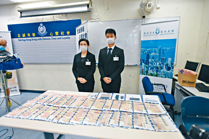 ■總督察郭靜怡（左）展示檢獲的部分贓款。