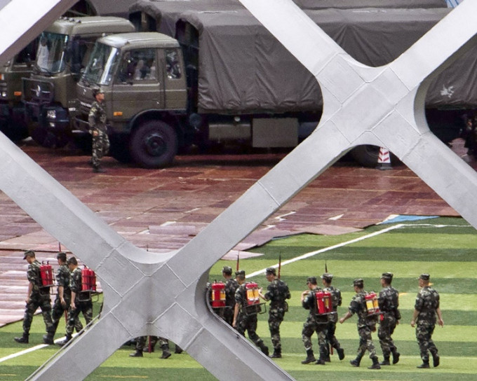 美联社今日再发放照片，见到深圳湾体育中心内有武警集结和操练。AP