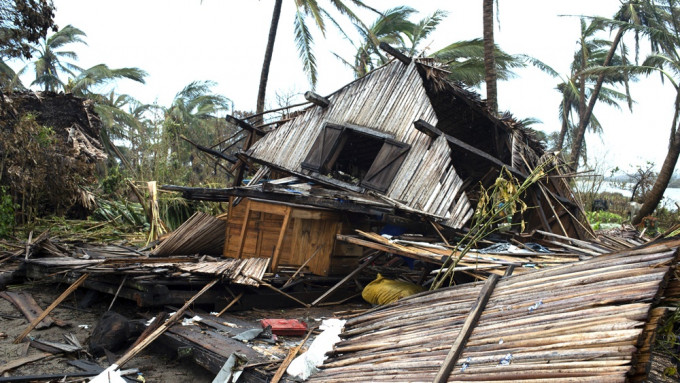 部分死者被倒塌的房屋压死。美联社图片
