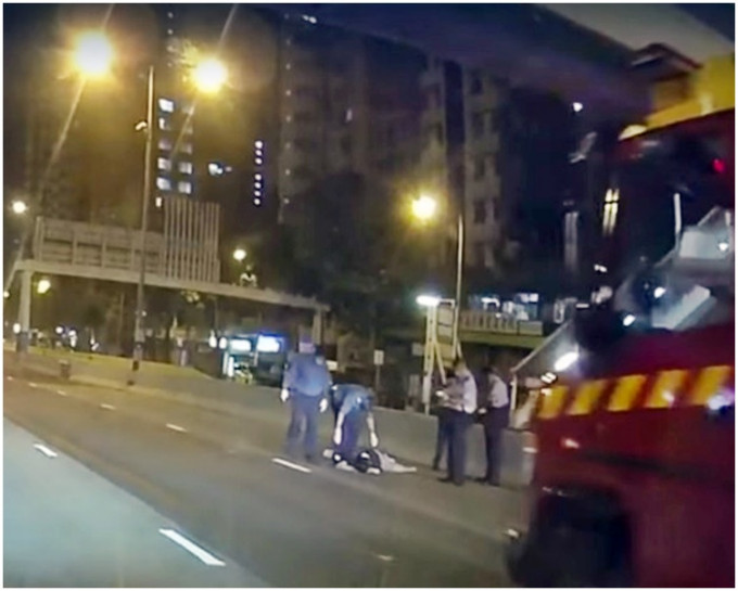 女事主倒臥馬路。fb「香港突發事故報料區」影片截圖