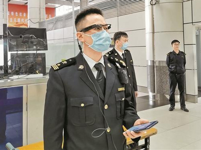 深圳海關關員在深圳灣口岸試用5G智能眼鏡。（網圖）