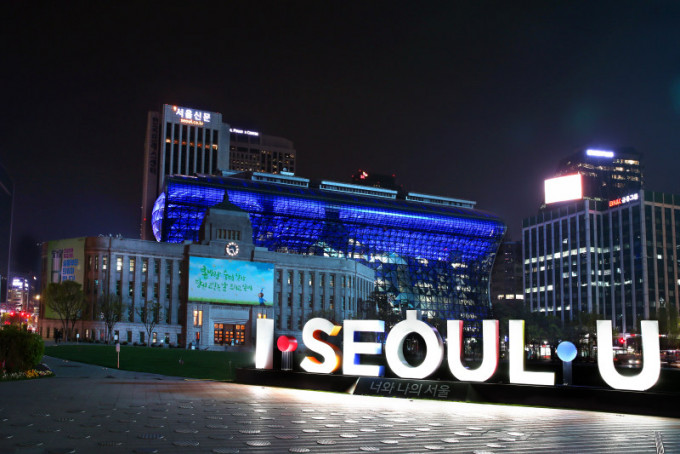 韓國首爾地標建築亮藍燈致敬抗疫醫護人員。（新華社圖片）