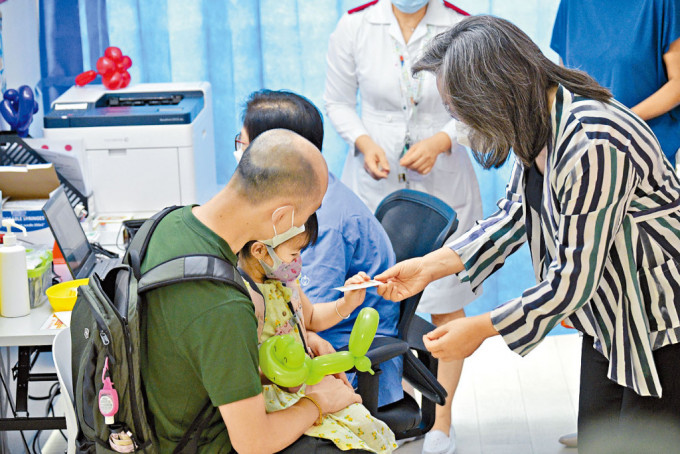 楊何蓓茵視察兒童醫院接種中心，對再有兒童確診後出現重症感到傷心。