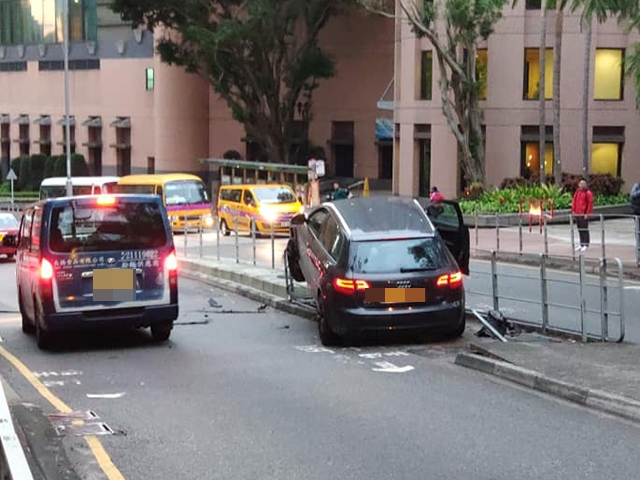 涉事車輛。 香港突發事故報料區Fb/網民鄭嘉榮‎圖。