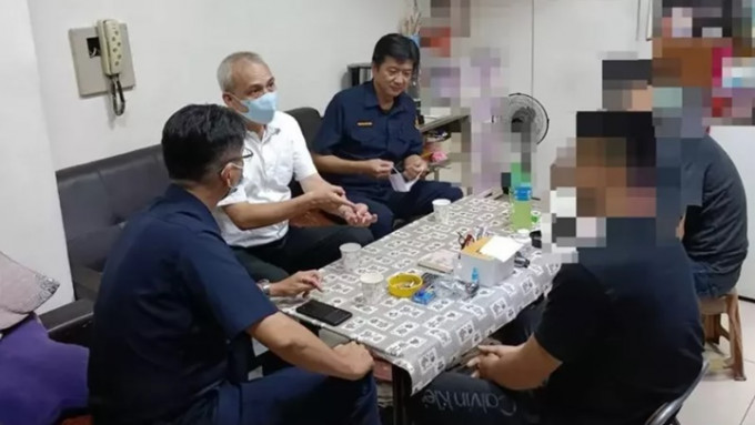 台湾警方上门劝说执意赴柬男子，并要安排将其护照报废阻止他出境。网上图片