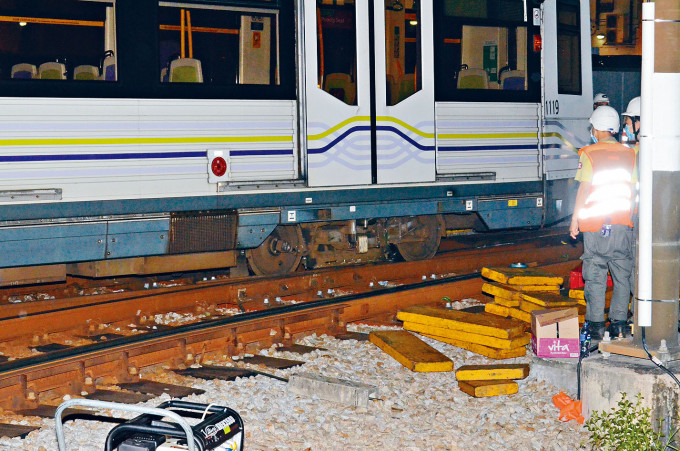 ■輕鐵單卡列車在兆康站尾輪脫軌，幸無人受傷。