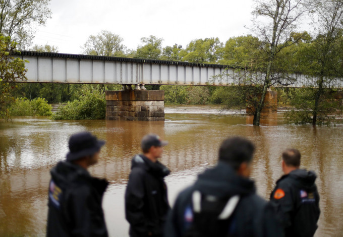 颶風「佛羅倫斯」吹襲美國，周日暴雨令河水水位持續高漲。AP圖片