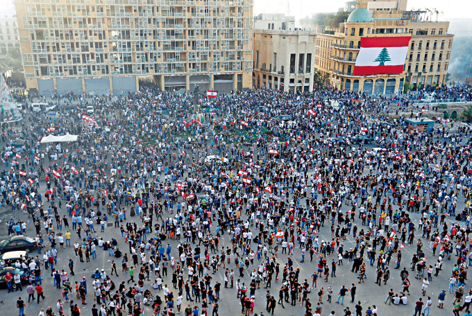 ■大批民众上周六在贝鲁特市中心举行反政府示威。