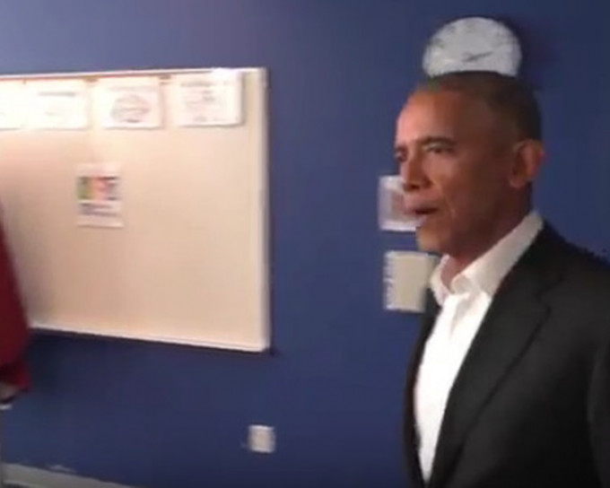 奥巴马突走入课室。网图