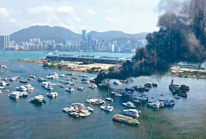 觀塘海濱道避風塘火燒遊艇濃煙席捲半空。