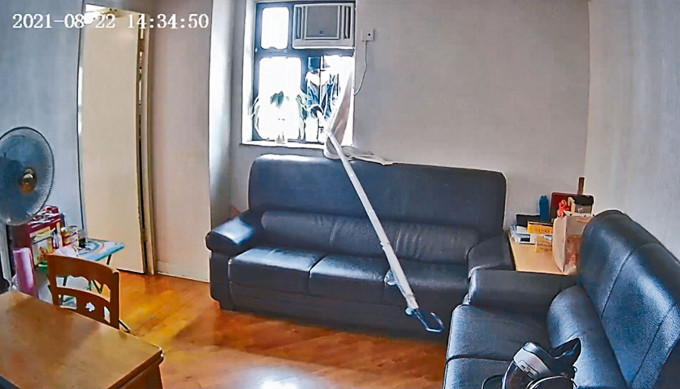 竊賊爬棚架以竹自製釣桿伸入客廳犯案。