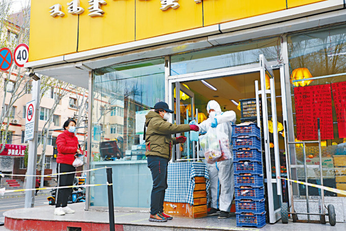 内蒙古呼和浩特调整防控，市民排队购物。