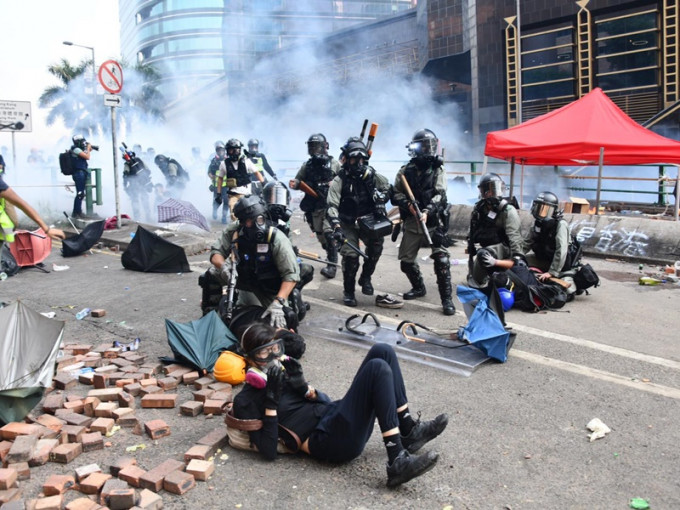 香港监察发布学者联署，谴责香港警察「针对大学校园学生采用不合比例及报复式暴力」。资料图片