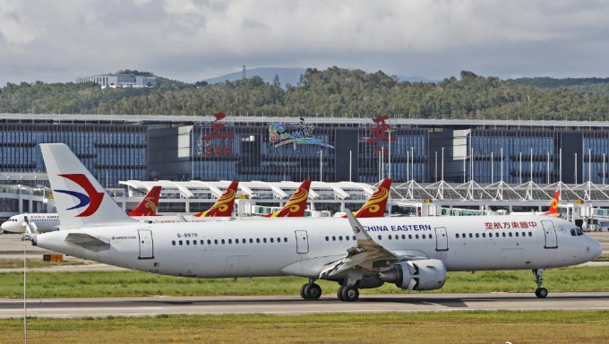 海南三亚2156名滞留游客搭乘14架次飞机返程。