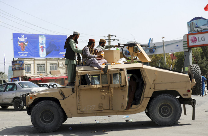 塔利班于喀布尔机场 外驻守。AP图片