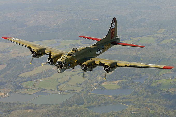 B-17轰炸机，是美国波音在1930年代为美国陆军航空军所发展的的四引擎重型轰炸机。AP