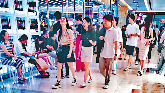 夏季旅遊旺季推動消費，北京不少餐廳等位食客大排長龍。　楊浚源攝