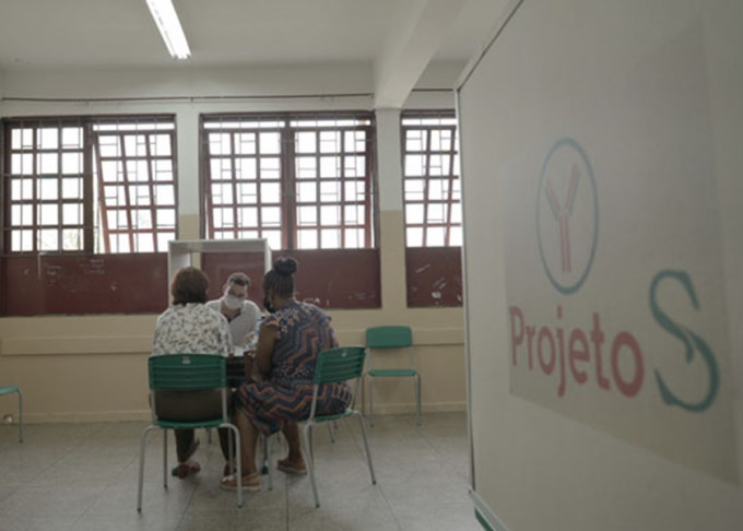 巴西小城市賽拉納試驗大規模接種科興疫苗，感染數字大幅降低。網圖