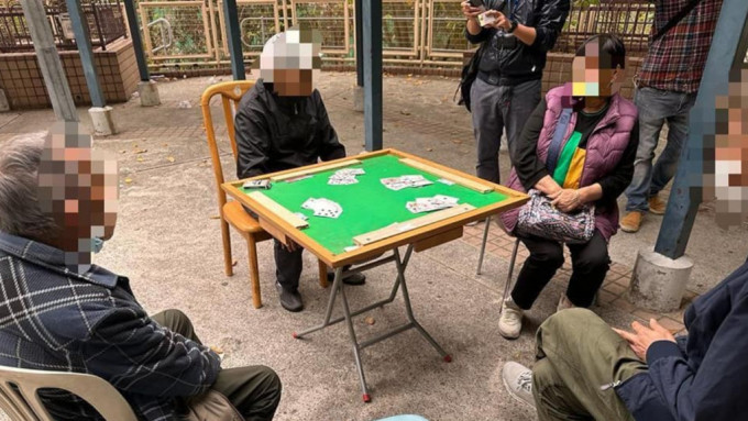 葵盛西邨4長者 當街開麻將枱賭啤被捕。提「葵」警剔FB