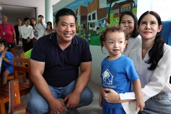 泰皇次子瓦差勒宋(左)走访弱势家庭儿童照护中心，备受瞩目。路透社