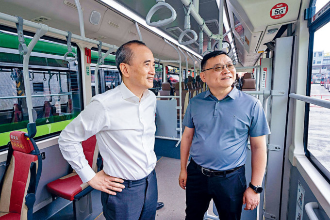 九巴董事總經理李澤昌（左），比亞迪商用車營運事業部總經理田春龍（右），一同了解車廠日常運作。