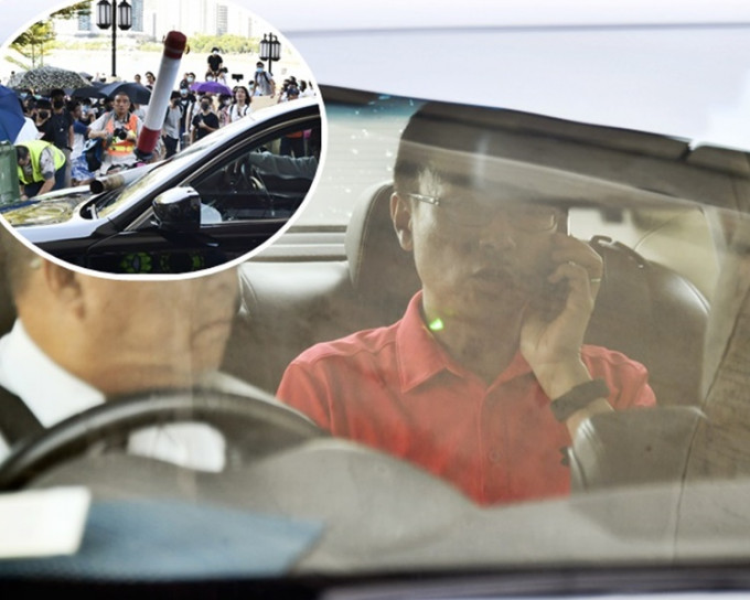 座駕昨日被示威者包圍時，聶德權在車上講電話。