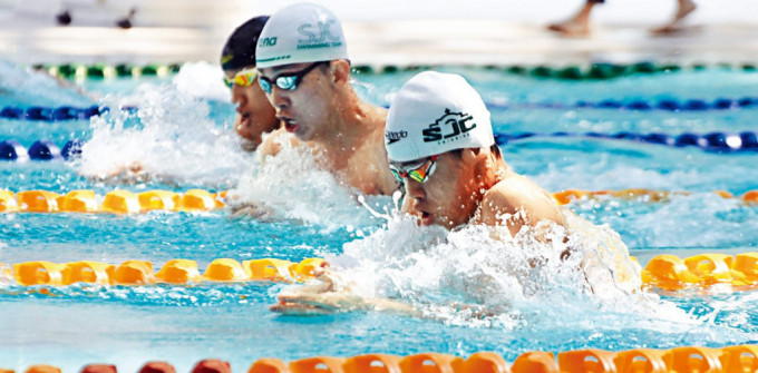 麦世霆(前)出战世青赛，在男子200米蛙泳决赛得第3。 资料图片