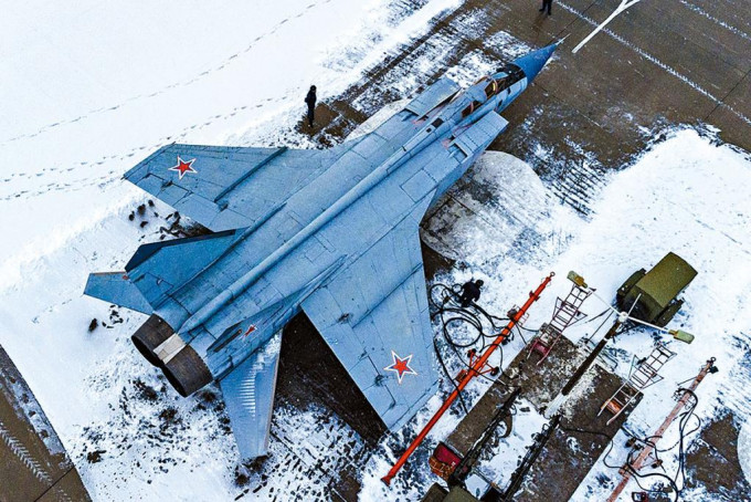 俄方周一發布照片，顯示米格-31戰機在西部準備起飛參加演習。　