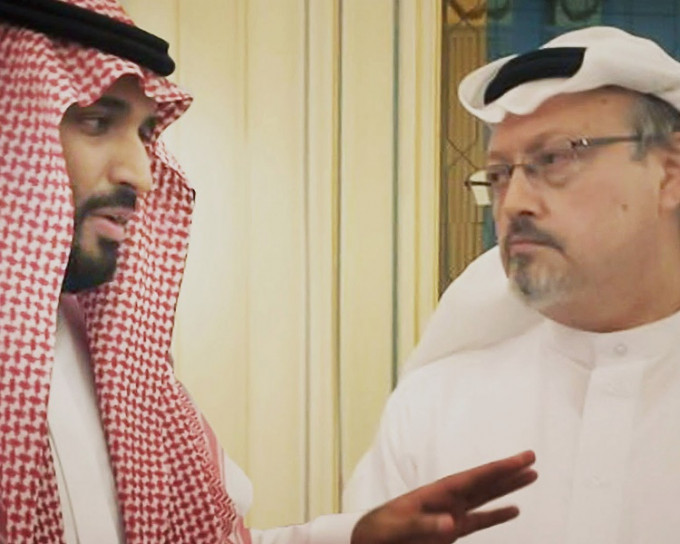 报告指沙特阿拉伯王储穆罕默德批准杀害卡舒吉(右)。AP