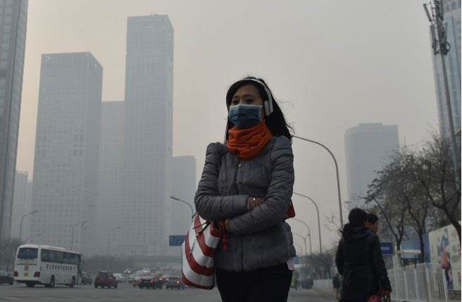 北京PM2.5嚴重，市民外出都戴上口罩。新華社資料圖片